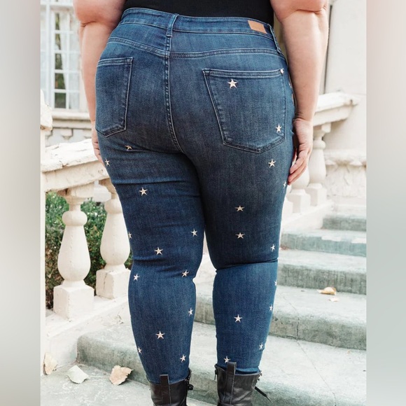 Judy Blue Size 15/32 High Rise Embroidered Stars Starlight Skinnies Jean Raw Hem - Picture 10 of 10